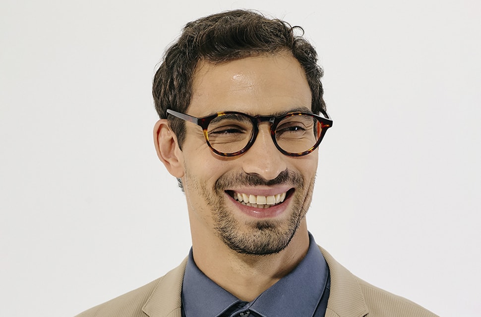 Homem usando óculos de grau masculino em acetato demi clássico modelo Fred